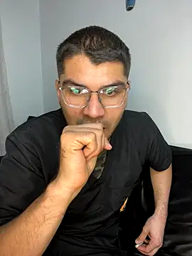 Snapshot of mirallesandbig chatting on 11.18.25 mirallesandbig online show from 11.18.25