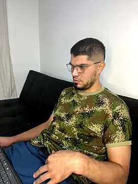 Snapshot of mirallesandbig chatting on 12.01.25 mirallesandbig online show from 12.01.25