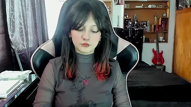 Snapshot of Maki_Zein_ chatting on 12.17.25 Maki Zein online show from 12.17.25