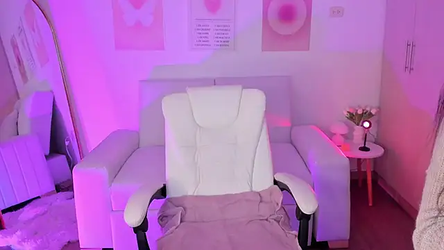 EmilyCutee   online show from 11.30.25