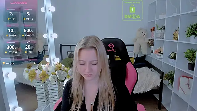 Snapshot of Lulu___Moon chatting on 10.29.25 Lulu   Moon online show from 10.29.25