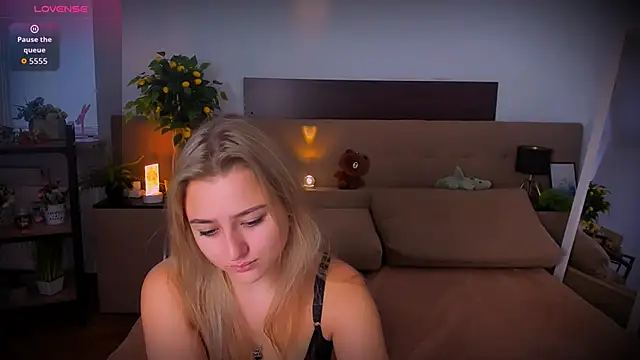 Snapshot of Lulu___Moon chatting on 11.07.25 Lulu Moon online show from 11.07.25