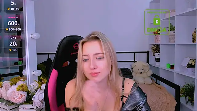 Snapshot of Lulu___Moon chatting on 11.16.25 Lulu Moon online show from 11.16.25