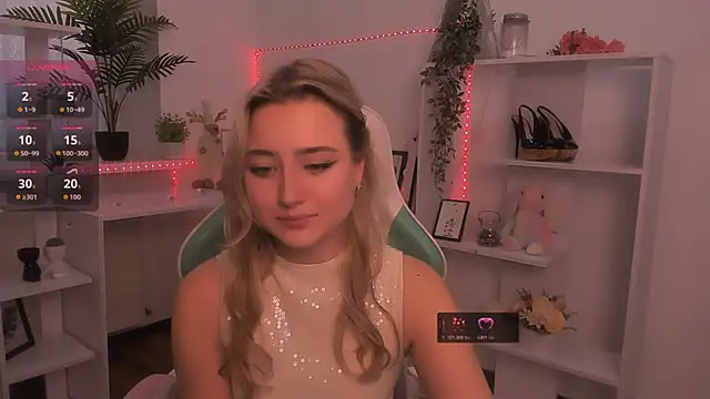 Snapshot of Lulu___Moon chatting on 11.23.25 Lulu Moon online show from 11.23.25