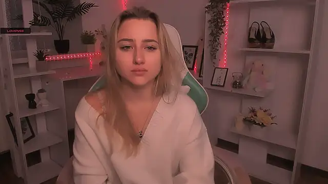 Snapshot of Lulu___Moon chatting on 11.27.25 Lulu Moon online show from 11.27.25