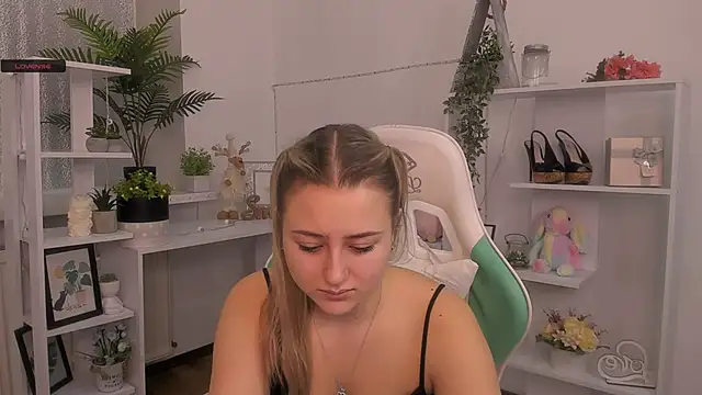 Snapshot of Lulu___Moon chatting on 12.04.25 Lulu Moon online show from 12.04.25