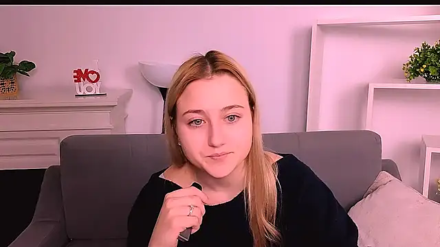 Snapshot of Lulu___Moon chatting on 02.18.26 Lulu Moon online show from 02.18.26