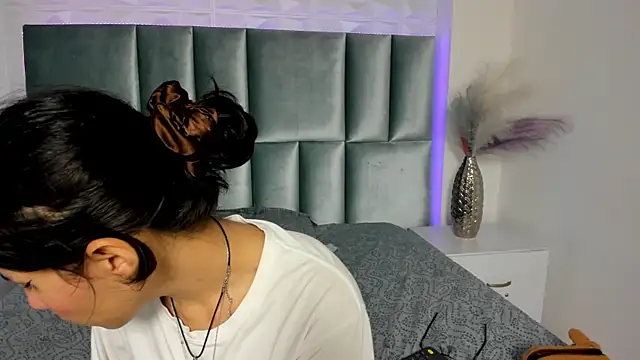 HollyPeach online show from 11.25.25