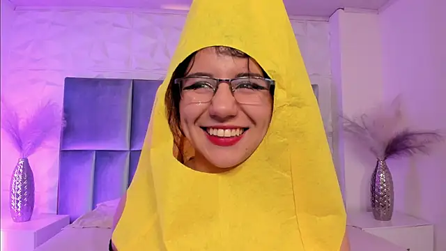 HollyPeach online show from 04.06.26