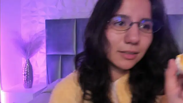 HollyPeach online show from 04.09.26