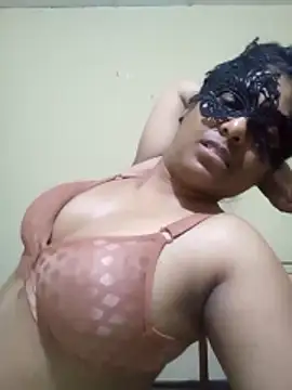 Expose Queen online show from 02.24.26