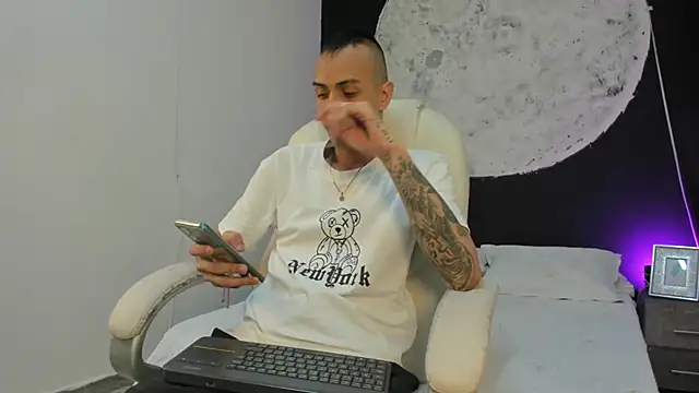 DerryAndIzzy online show from 10.12.25