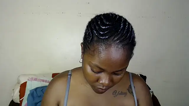 Yolaqueen04 online show from 10.28.25