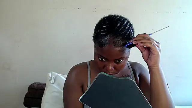 Yolaqueen04 online show from 11.13.25