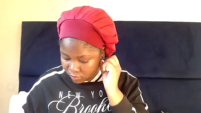 Yolaqueen04 online show from 12.02.25