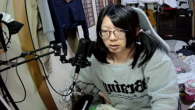 Snapshot of harinyanxxx chatting on 02.25.26 harinyanxxx online show from 02.25.26