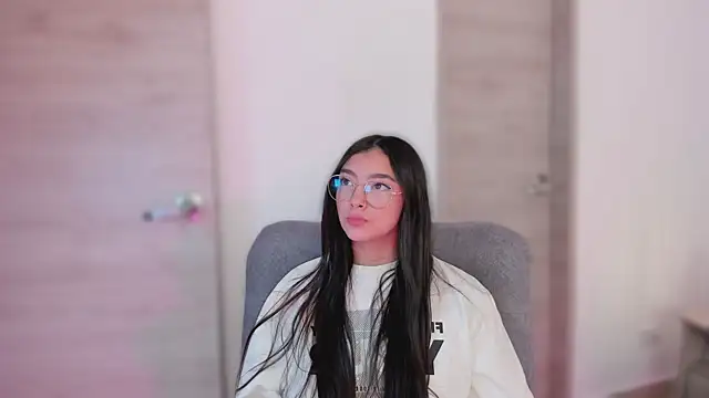 Snapshot of MirandaJohnson_ chatting on 10.17.25 MirandaJohnson online show from 10.17.25