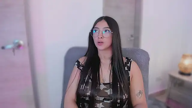 Snapshot of MirandaJohnson_ chatting on 10.22.25 MirandaJohnson online show from 10.22.25