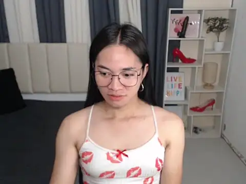 Snapshot of PetiteAsianMarian chatting on 10.15.25 PetiteAsianMarian online show from 10.15.25