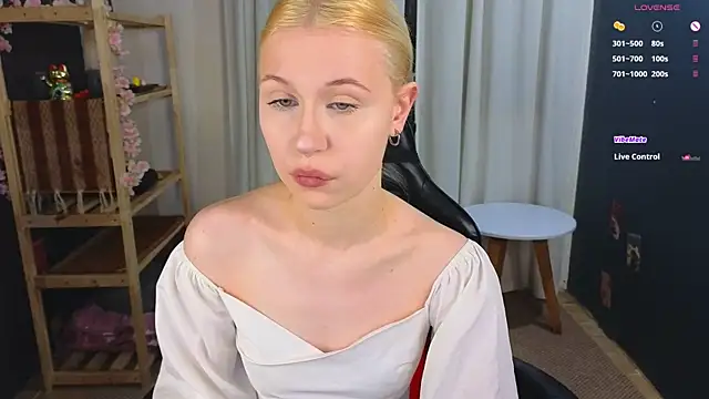 Snapshot of lovedrope chatting on 11.25.25 lovedrope online show from 11.25.25