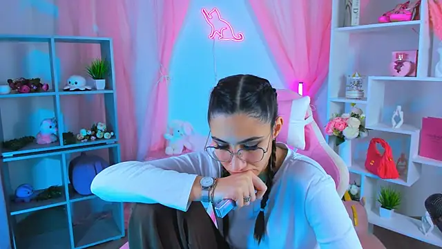 Snapshot of RebeckaThornton chatting on 11.09.25 RebeckaThornton online show from 11.09.25