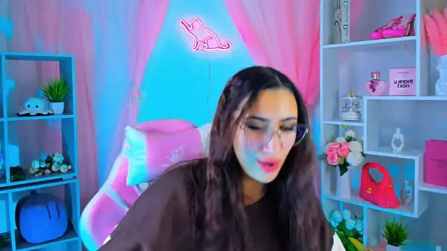 Snapshot of RebeckaThornton chatting on 11.11.25 RebeckaThornton online show from 11.11.25