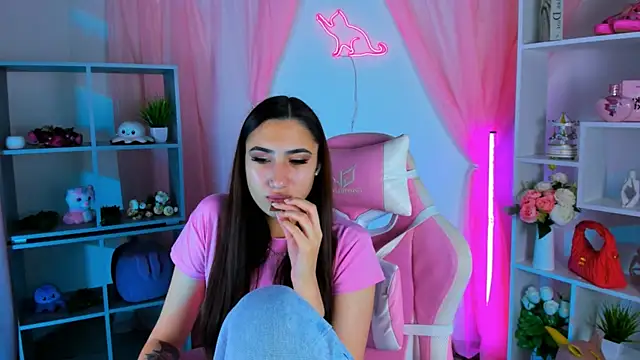 Snapshot of RebeckaThornton chatting on 11.12.25 RebeckaThornton online show from 11.12.25