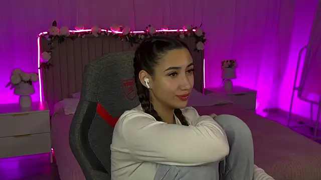 Snapshot of RebeckaThornton chatting on 11.16.25 RebeckaThornton online show from 11.16.25