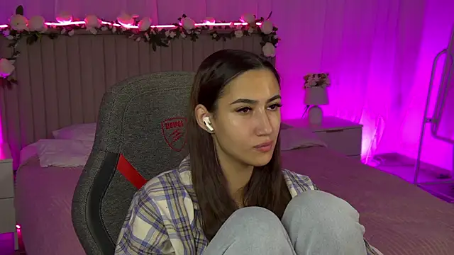 Snapshot of RebeckaThornton chatting on 11.18.25 RebeckaThornton online show from 11.18.25