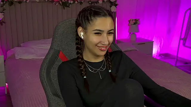 Snapshot of RebeckaThornton chatting on 11.19.25 RebeckaThornton online show from 11.19.25