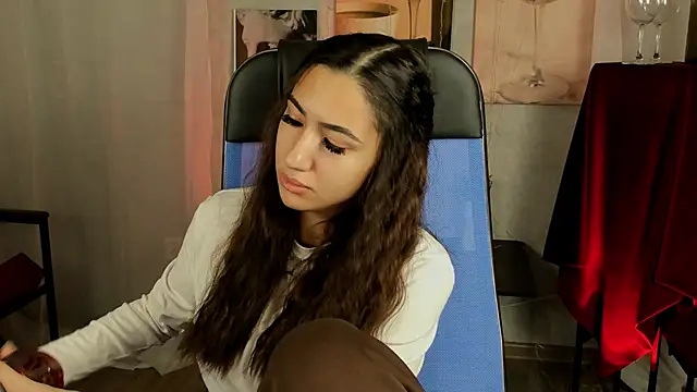 Snapshot of RebeckaThornton chatting on 11.24.25 RebeckaThornton online show from 11.24.25