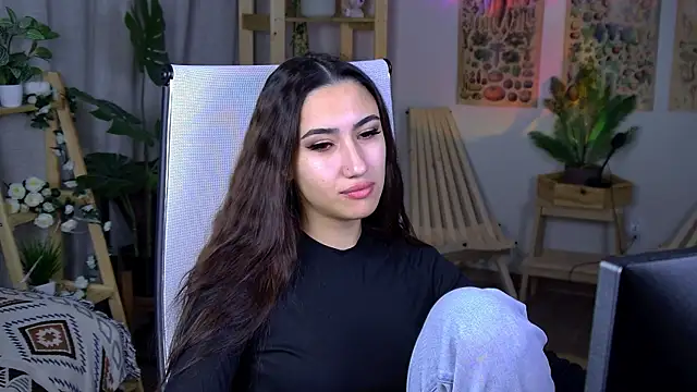 Snapshot of RebeckaThornton chatting on 12.05.25 RebeckaThornton online show from 12.05.25