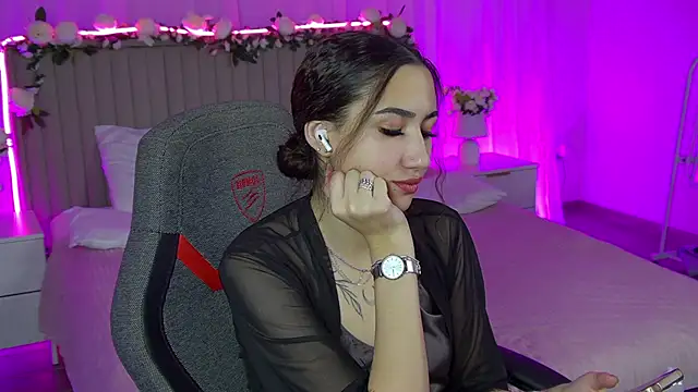 Snapshot of RebeckaThornton chatting on 12.17.25 RebeckaThornton online show from 12.17.25