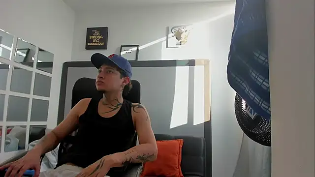 Snapshot of Sky_Wild chatting on 10.21.25 Sky Wild online show from 10.21.25