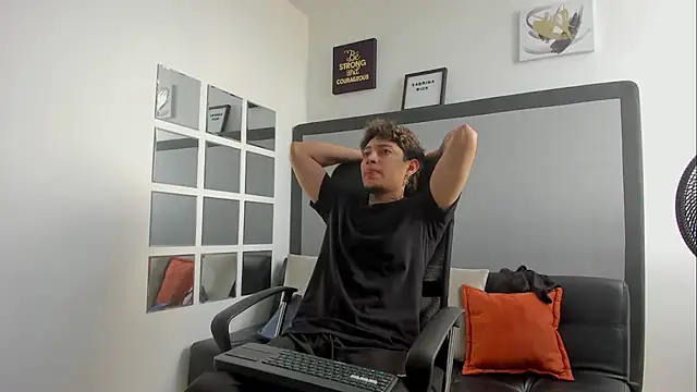 Snapshot of Sky_Wild chatting on 10.23.25 Sky Wild online show from 10.23.25