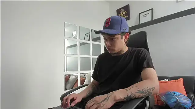 Snapshot of Sky_Wild chatting on 10.30.25 Sky Wild online show from 10.30.25