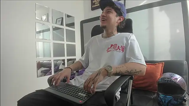 Snapshot of Sky_Wild chatting on 10.31.25 Sky Wild online show from 10.31.25