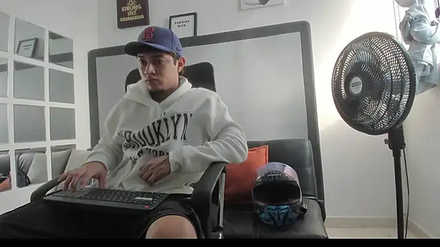 Snapshot of Sky_Wild chatting on 11.02.25 Sky Wild online show from 11.02.25