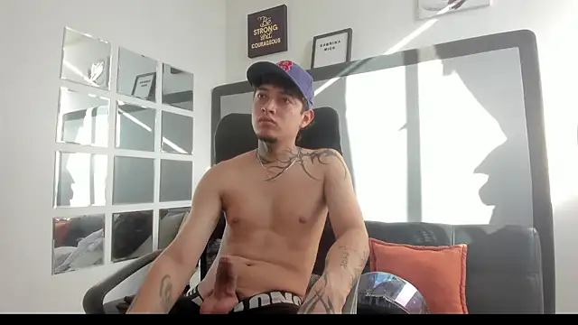 Snapshot of Sky_Wild chatting on 11.04.25 Sky Wild online show from 11.04.25