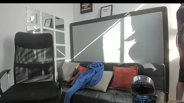 Snapshot of Sky_Wild chatting on 11.05.25 Sky Wild online show from 11.05.25