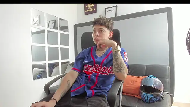 Snapshot of Sky_Wild chatting on 11.06.25 Sky Wild online show from 11.06.25