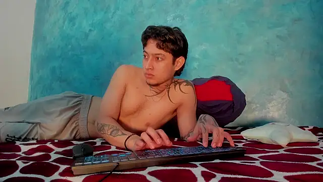 Snapshot of Sky_Wild chatting on 12.16.25 Sky Wild online show from 12.16.25