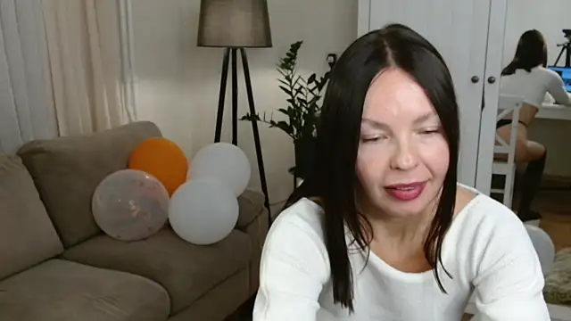 Snapshot of LittleNicolee chatting on 11.05.25 LittleNicolee online show from 11.05.25