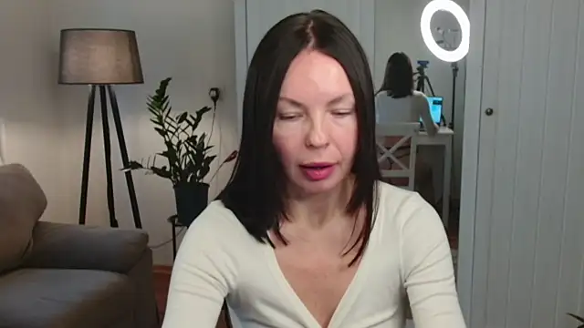 Snapshot of LittleNicolee chatting on 11.11.25 LittleNicolee online show from 11.11.25