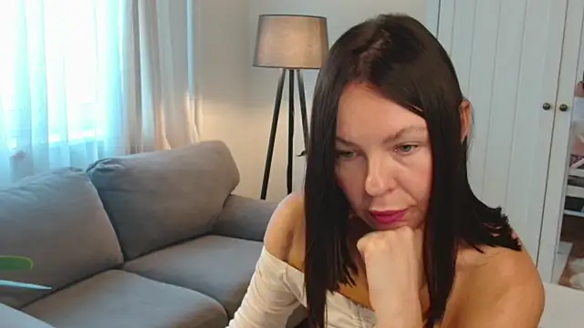 Snapshot of LittleNicolee chatting on 11.21.25 LittleNicolee online show from 11.21.25