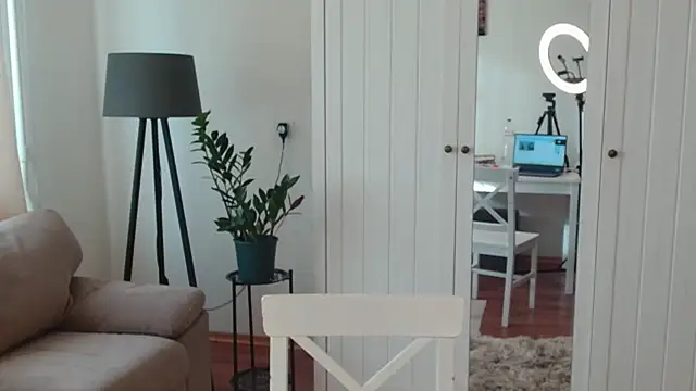 Snapshot of LittleNicolee chatting on 11.25.25 LittleNicolee online show from 11.25.25