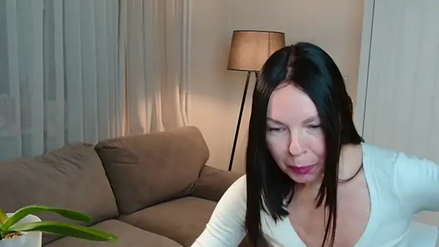 Snapshot of LittleNicolee chatting on 12.05.25 LittleNicolee online show from 12.05.25