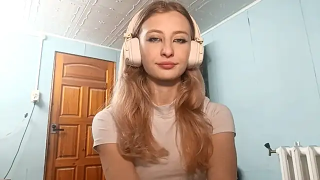 Snapshot of AmeliLia chatting on 10.14.25 AmeliLia online show from 10.14.25