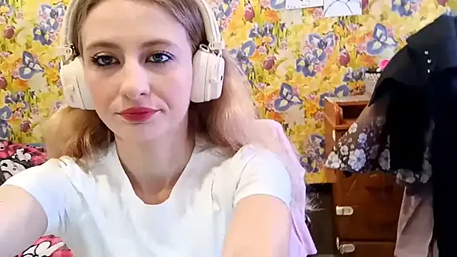 Snapshot of AmeliLia chatting on 10.18.25 AmeliLia online show from 10.18.25