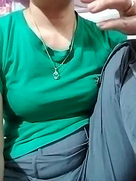 YiyinLy online show from 11.28.25